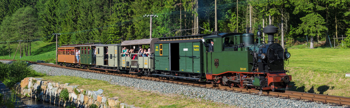 Der sächsische I K-Zug mit Fahrzeuge aus der Zeit um 1900 auf der Preßnitztalbahn
