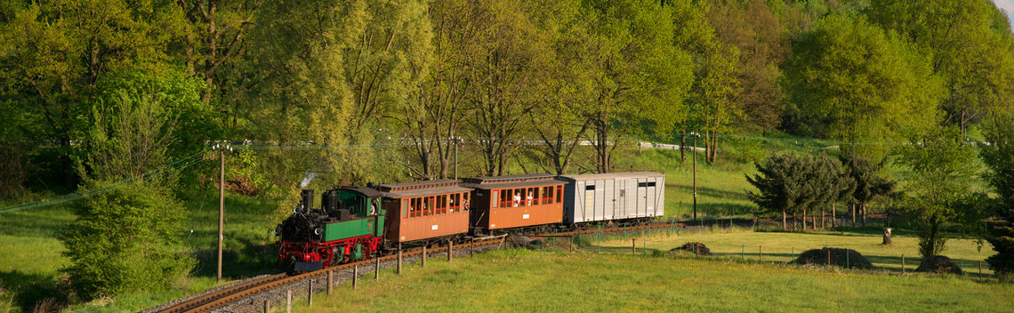Auf der Lößnitzgrundbahn ist der Radebeuler Traditionszug bei Radeburg unterwegs